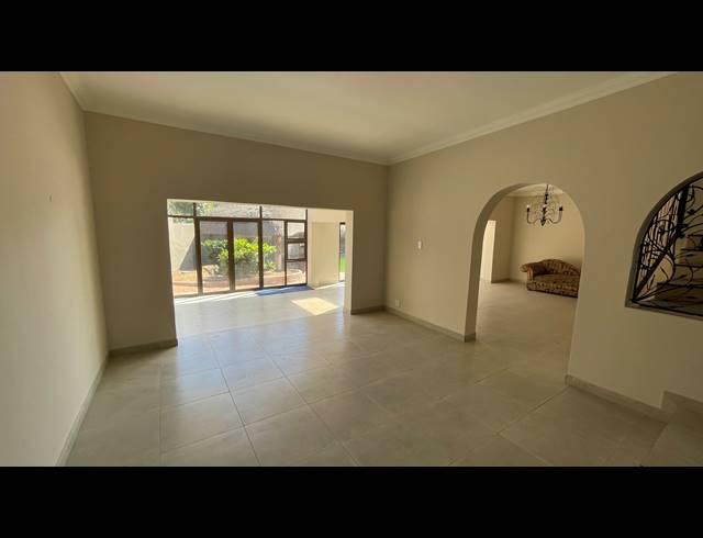 5 BEDROOM HOUSE FOR SALE IN WATERKLOOF HEIGHTS
